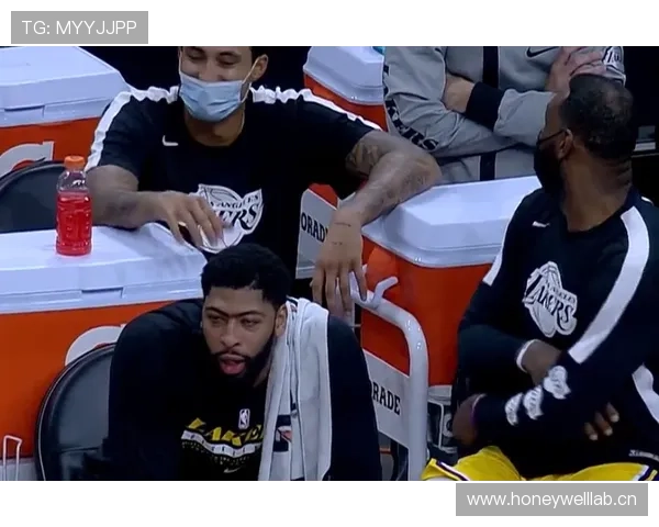 潘展乐隔壁穿拖鞋上场，球迷都看懵了这日常啥水平？